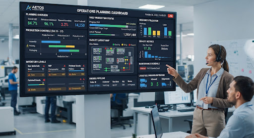 Profesional revisando un panel de planificación de operaciones con indicadores y gráficas